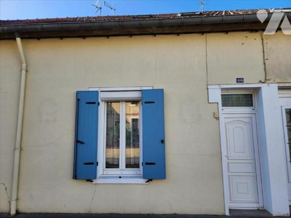 Maison (74m²) rénovée de 4 pièces principales avec garage et jardin :
- Entrée, salle d'eau, sa...