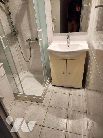 Maison (74m²) rénovée de 4 pièces principales avec garage et jardin :
- Entrée, salle d'eau, sa...