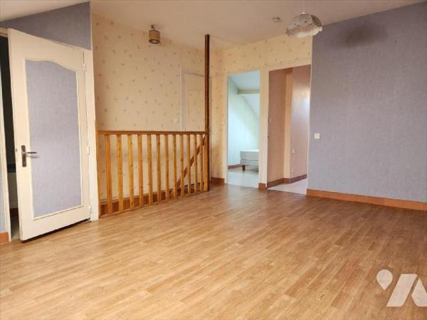 Maison (74m²) rénovée de 4 pièces principales avec garage et jardin :
- Entrée, salle d'eau, sa...