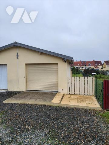 Maison (74m²) rénovée de 4 pièces principales avec garage et jardin :
- Entrée, salle d'eau, sa...