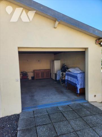 Maison (74m²) rénovée de 4 pièces principales avec garage et jardin :
- Entrée, salle d'eau, sa...