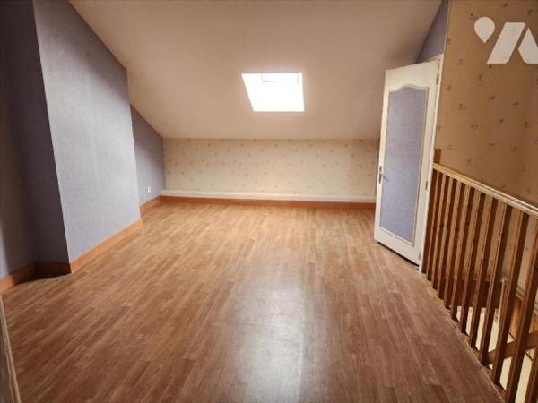 Maison (74m²) rénovée de 4 pièces principales avec garage et jardin :
- Entrée, salle d'eau, sa...