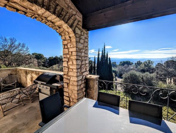 VUE DÉGAGÉE & CHARME PROVENÇAL : VILLA DOMINANTE AU PIED DU LUBERON