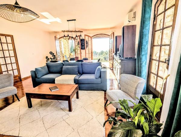 VUE DÉGAGÉE & CHARME PROVENÇAL : VILLA DOMINANTE AU PIED DU LUBERON