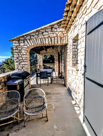 VUE DÉGAGÉE & CHARME PROVENÇAL : VILLA DOMINANTE AU PIED DU LUBERON