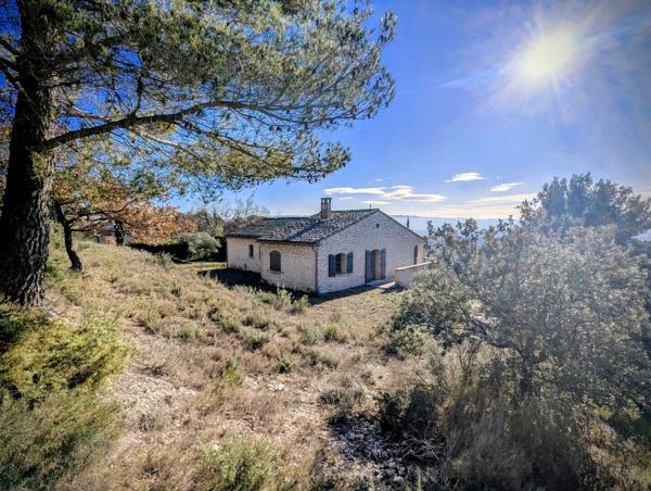 VUE DÉGAGÉE & CHARME PROVENÇAL : VILLA DOMINANTE AU PIED DU LUBERON