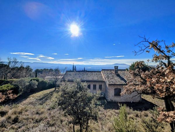 VUE DÉGAGÉE & CHARME PROVENÇAL : VILLA DOMINANTE AU PIED DU LUBERON