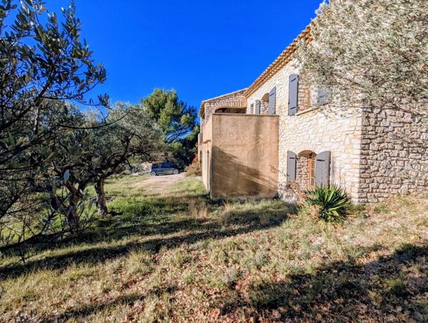 VUE DÉGAGÉE & CHARME PROVENÇAL : VILLA DOMINANTE AU PIED DU LUBERON