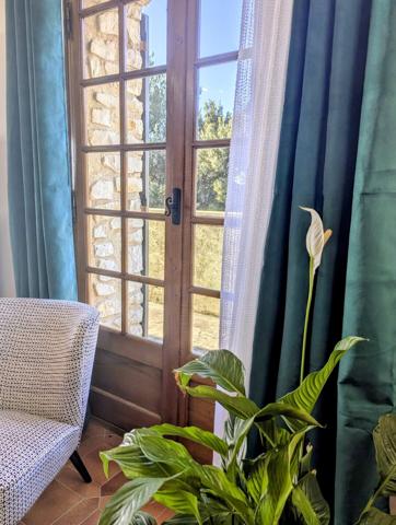 VUE DÉGAGÉE & CHARME PROVENÇAL : VILLA DOMINANTE AU PIED DU LUBERON