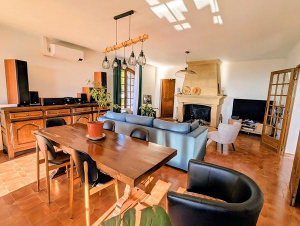 VUE DÉGAGÉE & CHARME PROVENÇAL : VILLA DOMINANTE AU PIED DU LUBERON