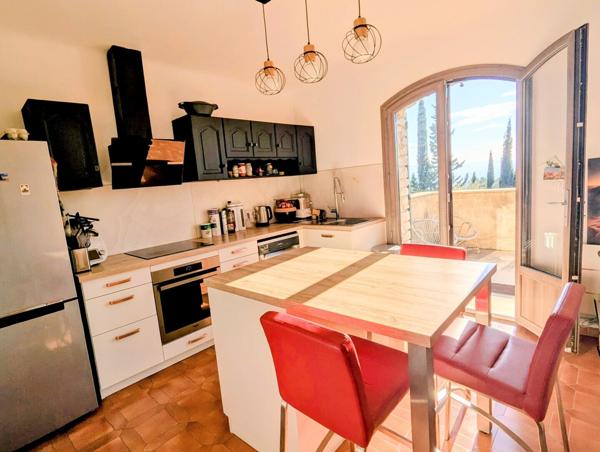 VUE DÉGAGÉE & CHARME PROVENÇAL : VILLA DOMINANTE AU PIED DU LUBERON