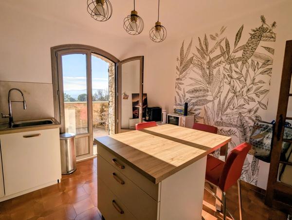 VUE DÉGAGÉE & CHARME PROVENÇAL : VILLA DOMINANTE AU PIED DU LUBERON