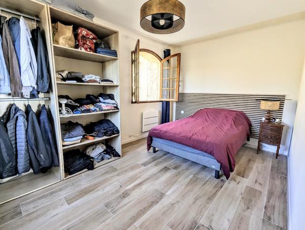 VUE DÉGAGÉE & CHARME PROVENÇAL : VILLA DOMINANTE AU PIED DU LUBERON