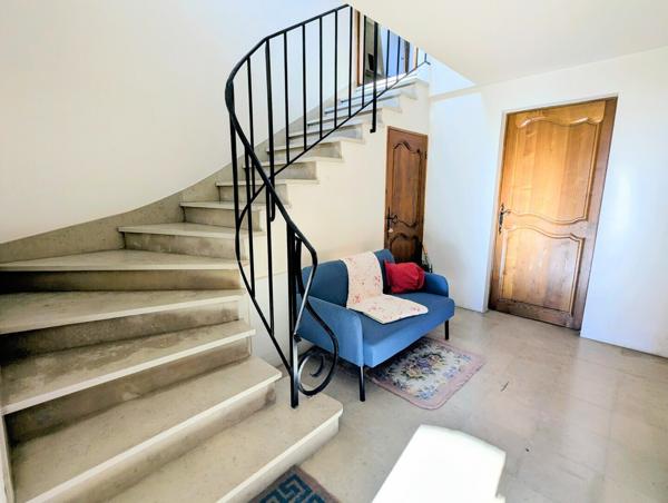 VUE DÉGAGÉE & CHARME PROVENÇAL : VILLA DOMINANTE AU PIED DU LUBERON