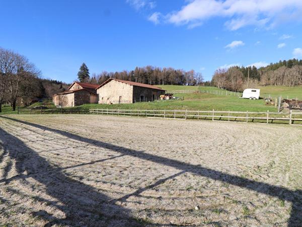 Corps de ferme 6 pièce(s) 350 m2 environ + terrain 27ha avec sources + dépendances