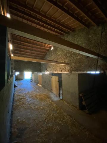 Corps de ferme 6 pièce(s) 350 m2 environ + terrain 27ha avec sources + dépendances