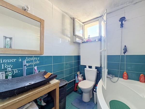 Maison de ville centre Chalamont, 76 m2, 3 chambres, jardin non attenant