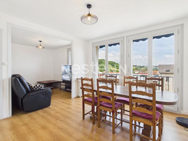 A vendre à Aurillac, à deux pas de la gare, Appartement traversant 4 pièces avec loggia, cave et garage.