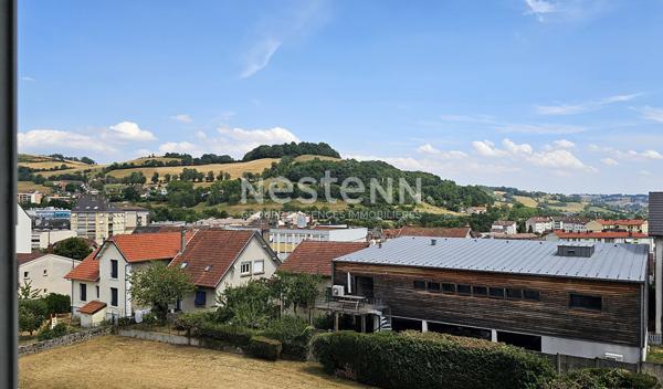 A vendre à Aurillac, à deux pas de la gare, Appartement traversant 4 pièces avec loggia, cave et garage.