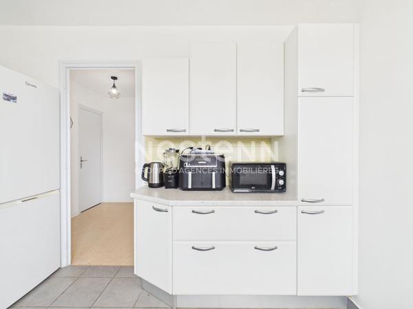 A vendre à Aurillac, à deux pas de la gare, Appartement traversant 4 pièces avec loggia, cave et garage.