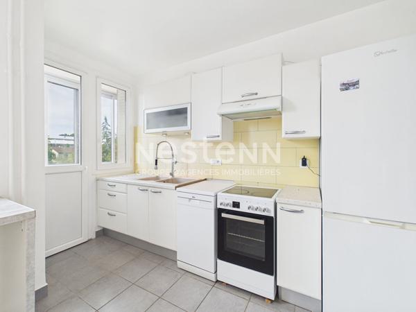 A vendre à Aurillac, à deux pas de la gare, Appartement traversant 4 pièces avec loggia, cave et garage.