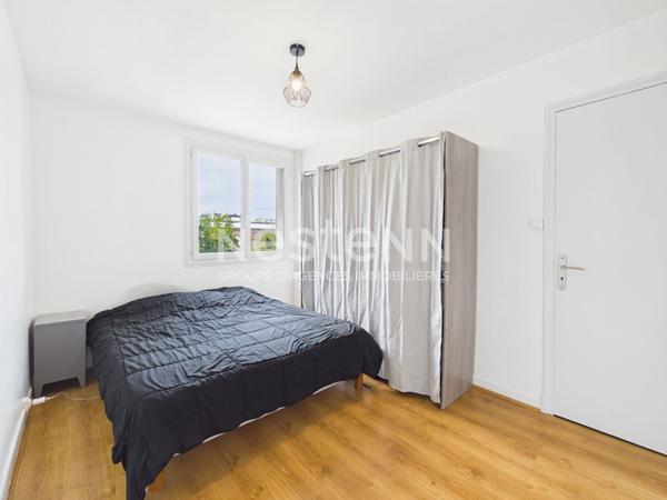 A vendre à Aurillac, à deux pas de la gare, Appartement traversant 4 pièces avec loggia, cave et garage.