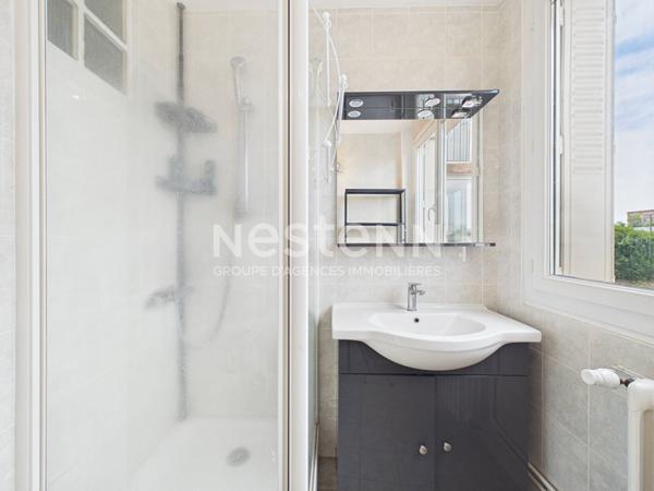 A vendre à Aurillac, à deux pas de la gare, Appartement traversant 4 pièces avec loggia, cave et garage.
