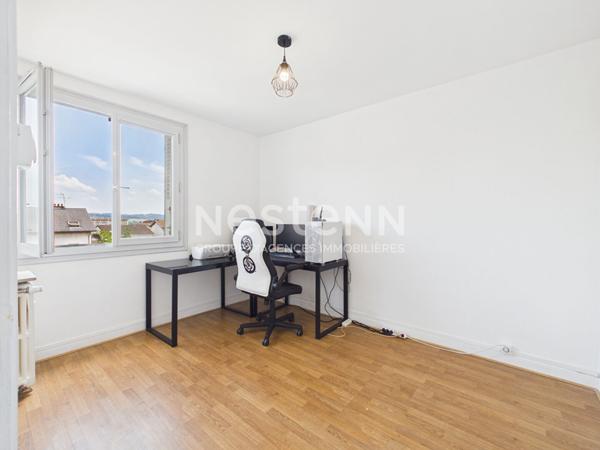 A vendre à Aurillac, à deux pas de la gare, Appartement traversant 4 pièces avec loggia, cave et garage.