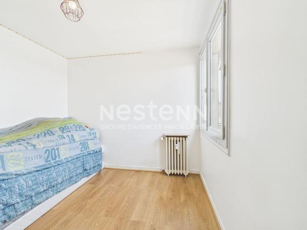 A vendre à Aurillac, à deux pas de la gare, Appartement traversant 4 pièces avec loggia, cave et garage.