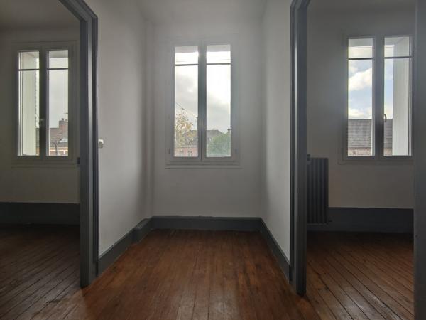 MAISON DE CHARME RENOVEE DE 160 M² HABITABLE AVEC GARAGE ET JARDIN SUR UN TERRAIN CLOS DE 250 M² AU CALME Beauvais (60000)