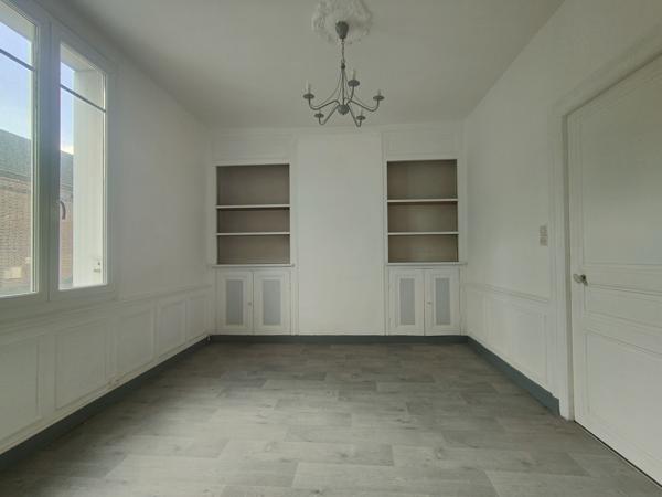 MAISON DE CHARME RENOVEE DE 160 M² HABITABLE AVEC GARAGE ET JARDIN SUR UN TERRAIN CLOS DE 250 M² AU CALME Beauvais (60000)