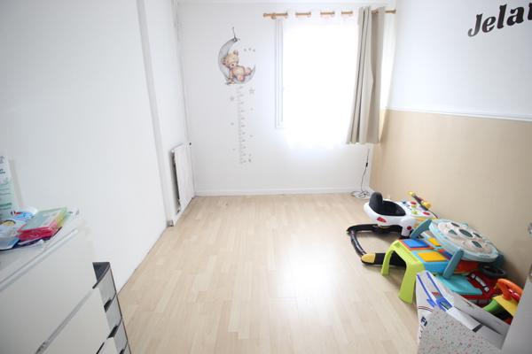 BOISSY-SAINT-LÉGER – À 10 MINUTES À PIED DU RER | F4 DE 84 M² AVEC BALCON, CAVE ET PARKING
