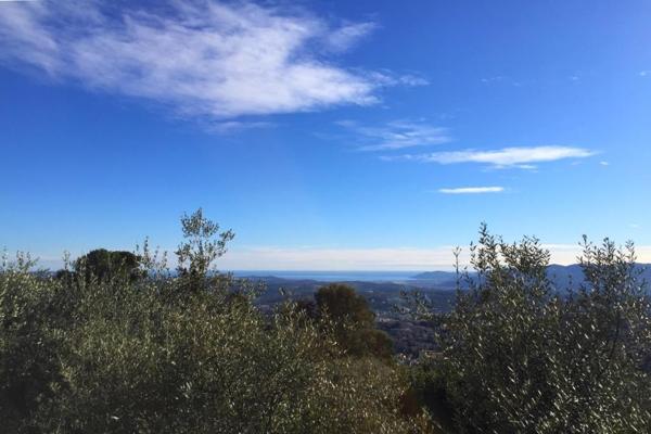 Grasse (06130) Sur les hauteurs de Grasse agréable terrain de 960m² en restanques, bien exposé, bénéficiant d'une ...