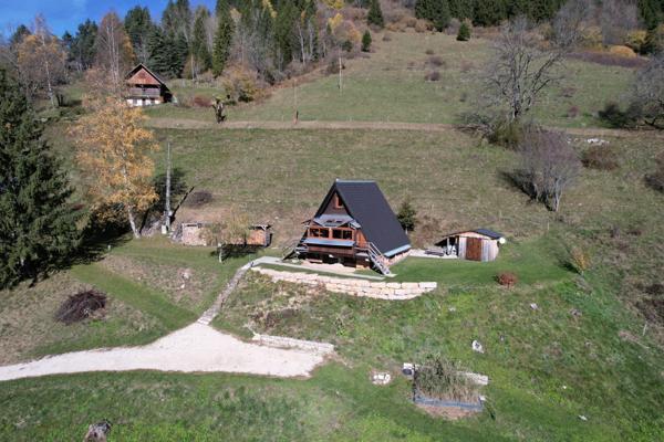 Saint-Pierre-d'Entremont (73670) Chalet à la montagne - coup de coeur assuré ! Vue dominante à 180° à couper le souffle