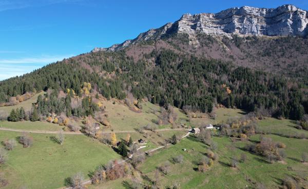 Saint-Pierre-d'Entremont (73670) Chalet à la montagne - coup de coeur assuré ! Vue dominante à 180° à couper le souffle