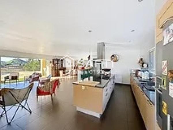 Maison d’architecte 220 m2 et garage 76 m2.