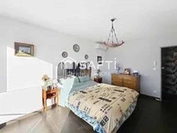 Maison d’architecte 220 m2 et garage 76 m2.