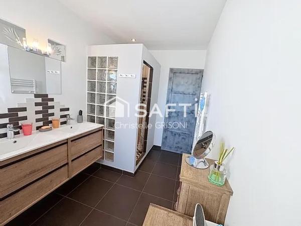 Maison d’architecte 220 m2 et garage 76 m2.
