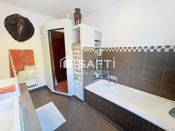 Maison d’architecte 220 m2 et garage 76 m2.
