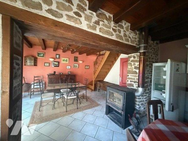 Maison à vendre à Chéniers (23220) en Creuse (23) comprenant : 
- Au rez-de-chaussée : cuisine...