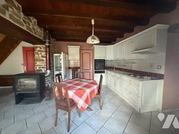 Maison à vendre à Chéniers (23220) en Creuse (23) comprenant : 
- Au rez-de-chaussée : cuisine...