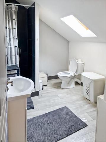 Ensemble Immobilier Local commercial + appartement en duplex, avec courette