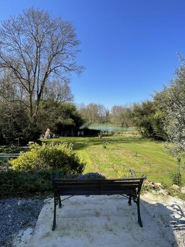 Lake views, private park setting and river access – Peaceful countryside home with 3 bedrooms near Melle