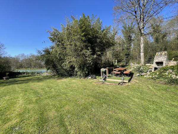 Lake views, private park setting and river access – Peaceful countryside home with 3 bedrooms near Melle