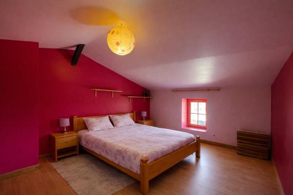 Lake views, private park setting and river access – Peaceful countryside home with 3 bedrooms near Melle