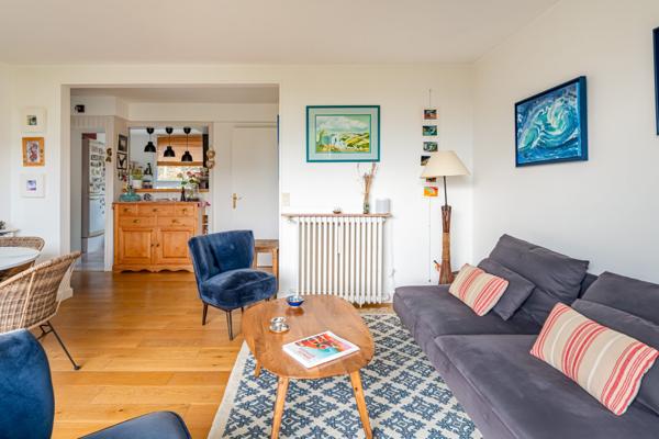 Lumineux premier étage avec balcon sur espace vert