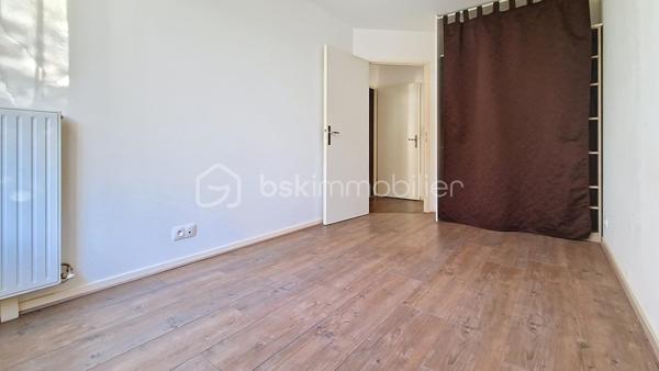 Appartement F3 en rez-de-chaussée – Résidence récente
dans un village agréable à seulement 9 minutes de Claye-Souilly, à découvrir, appartement de type F3 situé en rez-de-chaussée d’une résidence récente.
Entièrement de plain-pied, cet appartement offre un agencement fonctionnel et confortable.
Il se compose d'une entrée avec placards, d’un séjour avec une cuisine américaine, l'ensemble ouvrant sur une terrasse et un jardinet. Le coin nuit se compose de deux chambres ainsi que d’une salle de bains.Une place de parking privative complète ce bien.
Vous apprécierez son emplacement dans un environnement calme et pratique, au sein d’un village disposant de commerces de proximité et d’écoles.
Idéal pour un premier achat, un couple, une petite famille ou un investissement locatif.
les 5 premières photos sont un exemple d'aménagement généré avec l'intelligence artificielle.