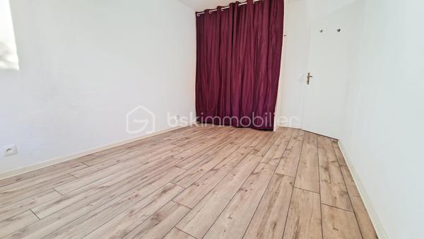 Appartement F3 en rez-de-chaussée – Résidence récente
dans un village agréable à seulement 9 minutes de Claye-Souilly, à découvrir, appartement de type F3 situé en rez-de-chaussée d’une résidence récente.
Entièrement de plain-pied, cet appartement offre un agencement fonctionnel et confortable.
Il se compose d'une entrée avec placards, d’un séjour avec une cuisine américaine, l'ensemble ouvrant sur une terrasse et un jardinet. Le coin nuit se compose de deux chambres ainsi que d’une salle de bains.Une place de parking privative complète ce bien.
Vous apprécierez son emplacement dans un environnement calme et pratique, au sein d’un village disposant de commerces de proximité et d’écoles.
Idéal pour un premier achat, un couple, une petite famille ou un investissement locatif.
les 5 premières photos sont un exemple d'aménagement généré avec l'intelligence artificielle.