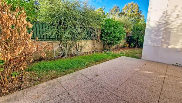 Appartement F3 en rez-de-chaussée – Résidence récente
dans un village agréable à seulement 9 minutes de Claye-Souilly, à découvrir, appartement de type F3 situé en rez-de-chaussée d’une résidence récente.
Entièrement de plain-pied, cet appartement offre un agencement fonctionnel et confortable.
Il se compose d'une entrée avec placards, d’un séjour avec une cuisine américaine, l'ensemble ouvrant sur une terrasse et un jardinet. Le coin nuit se compose de deux chambres ainsi que d’une salle de bains.Une place de parking privative complète ce bien.
Vous apprécierez son emplacement dans un environnement calme et pratique, au sein d’un village disposant de commerces de proximité et d’écoles.
Idéal pour un premier achat, un couple, une petite famille ou un investissement locatif.
les 5 premières photos sont un exemple d'aménagement généré avec l'intelligence artificielle.