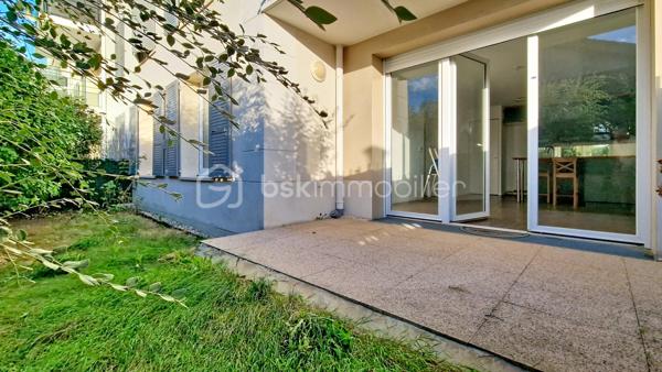 Appartement F3 en rez-de-chaussée – Résidence récente
dans un village agréable à seulement 9 minutes de Claye-Souilly, à découvrir, appartement de type F3 situé en rez-de-chaussée d’une résidence récente.
Entièrement de plain-pied, cet appartement offre un agencement fonctionnel et confortable.
Il se compose d'une entrée avec placards, d’un séjour avec une cuisine américaine, l'ensemble ouvrant sur une terrasse et un jardinet. Le coin nuit se compose de deux chambres ainsi que d’une salle de bains.Une place de parking privative complète ce bien.
Vous apprécierez son emplacement dans un environnement calme et pratique, au sein d’un village disposant de commerces de proximité et d’écoles.
Idéal pour un premier achat, un couple, une petite famille ou un investissement locatif.
les 5 premières photos sont un exemple d'aménagement généré avec l'intelligence artificielle.